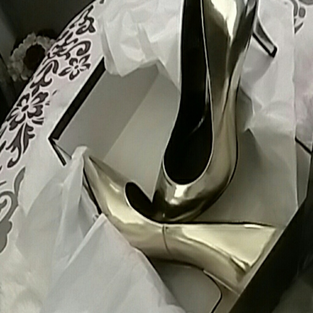 Gold heels - Picture 2 of 5